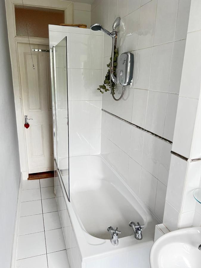 1 Bedroom Flat In Tolcross, Glasgow Top Floor. 외부 사진