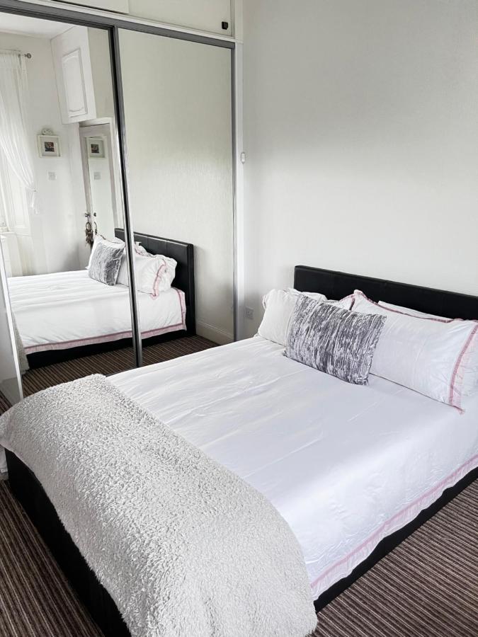 1 Bedroom Flat In Tolcross, Glasgow Top Floor. 외부 사진